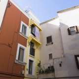 ...convivono con immobili moderni da poco riverniciati con colori sgargianti